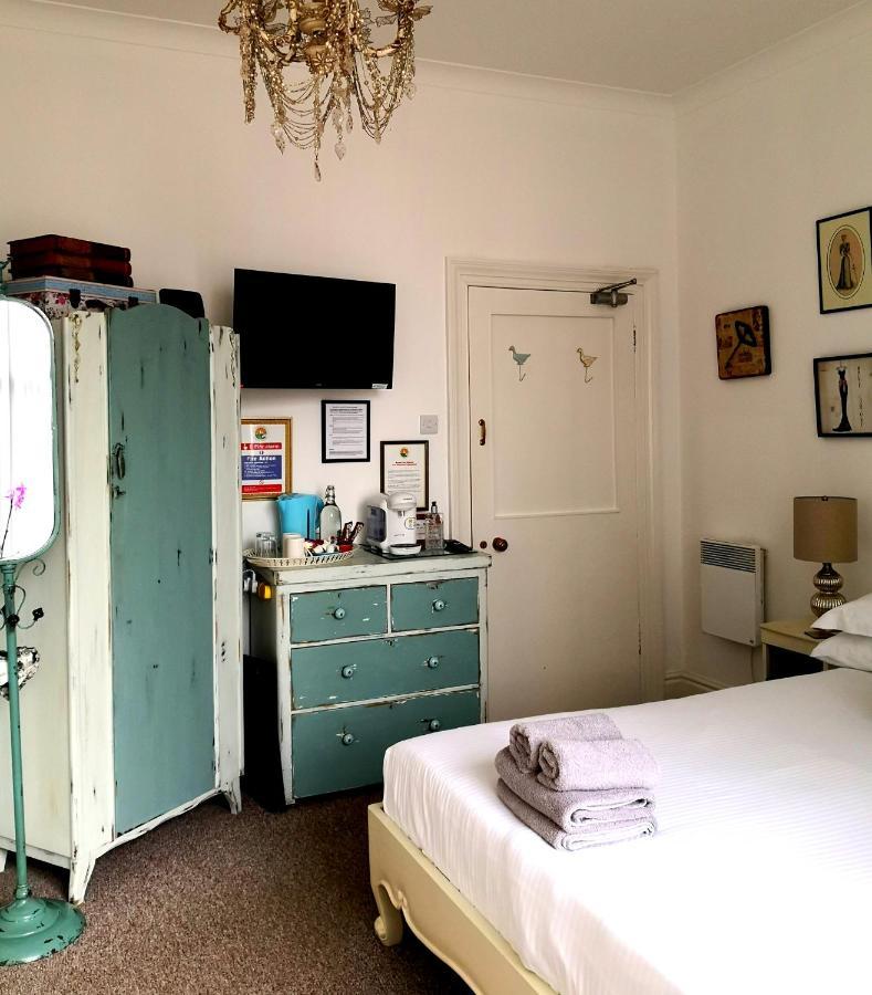 Sunset Guest House Hunstanton Exterior photo A room at the Old Ship Inn
