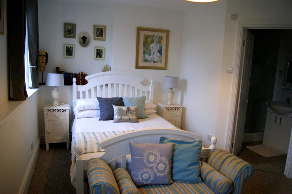 Sunset Guest House Hunstanton Exterior photo A bedroom in a typical B&B
