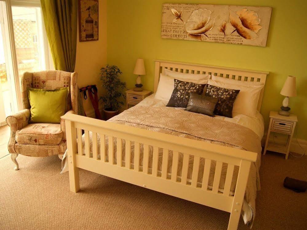 Sunset Guest House Hunstanton Exterior photo A bedroom in a bed and breakfast in England