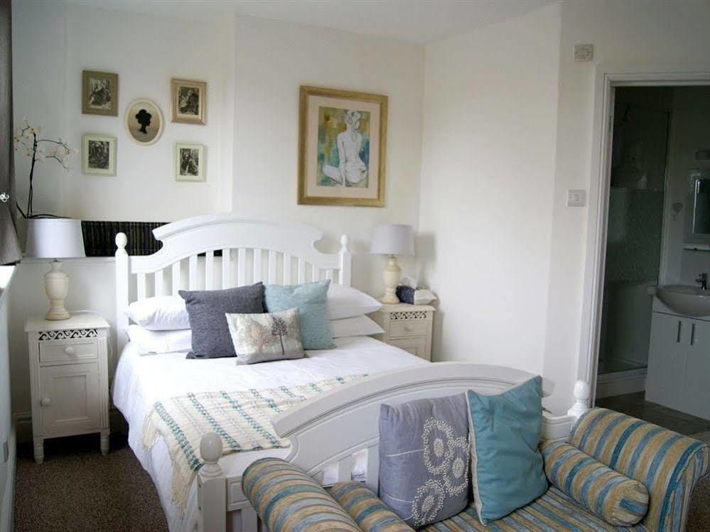Sunset Guest House Hunstanton Exterior photo A bedroom in a typical B&B